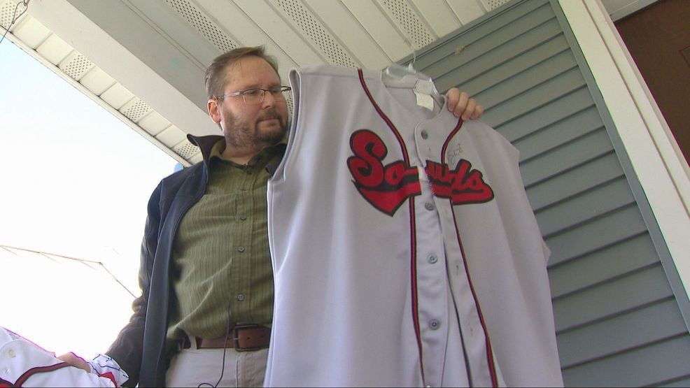 Brewers fan makes long drive from Wisconsin to Tampa Bay for Game 3 — Fox 11 Green Bay Local, Maple Grove Sports news